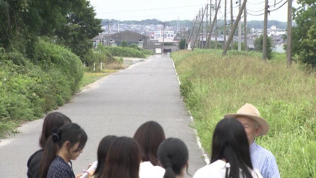 かつて滑走路だった一直線に伸びる道路