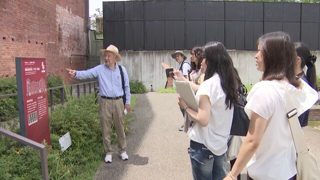 半田赤レンガ建物で梶田さんの説明を聞く学生たち