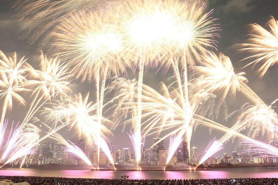 ［写真］なにわの夜空を鮮やかに染めた「なにわ淀川花火大会」＝3日夜、大阪市内で