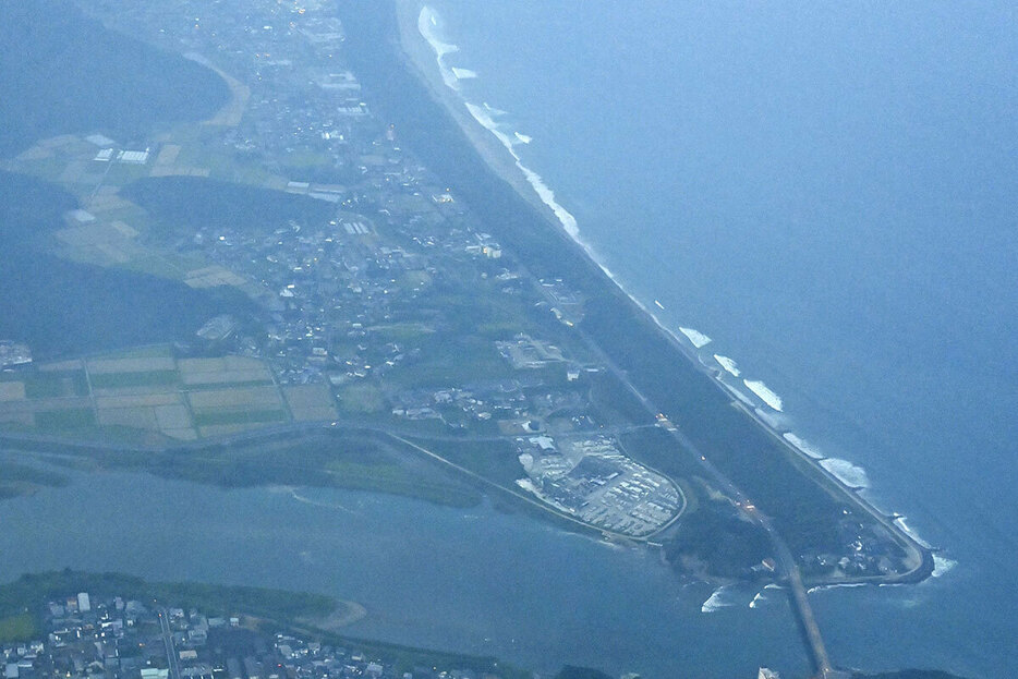 8月8日、地震発生直後の宮崎県日南市の沿岸。震源の日向灘に面している（写真・共同通信）