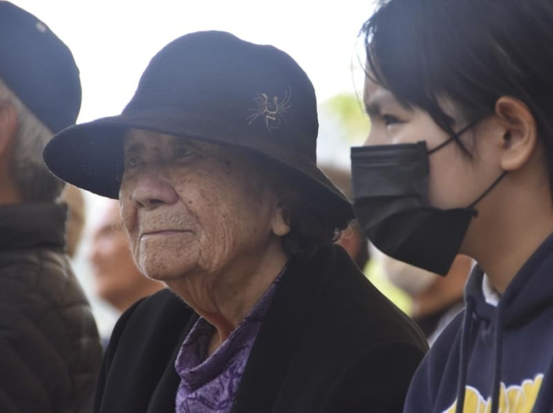 慰霊祭に孫の侑生さん（右）と参列した大城静子さん＝３月、沖縄県・渡嘉敷島