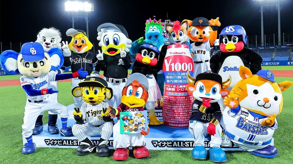 プロ野球オールスターゲーム2024・全セ対全パ第2戦の試合後、記念撮影するマスコットら＝2024年7月24日、神宮球場（産経新聞社）