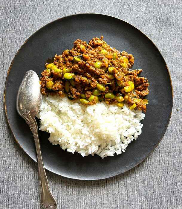 暑い日に食べるキーマカレーは格別。仕上げには粉山椒や好きなスパイスを加えて好みの味わいに　PHOTOGRAPH: COURTESY OF YUKIKO HIRANO