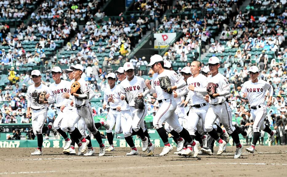 　試合に勝利し、歓喜する広陵ナイン