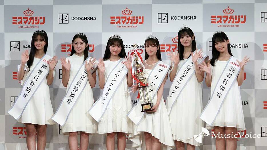 左から大西陽羽、古田彩仁、山本杏、葉月くれあ、花城奈央、尾茂井奏良