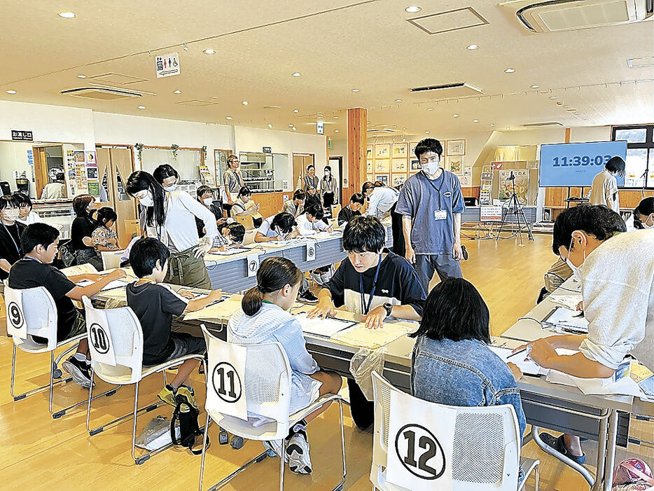 アニメづくりを体験する参加者＝南砺市立野原東の桜クリエ