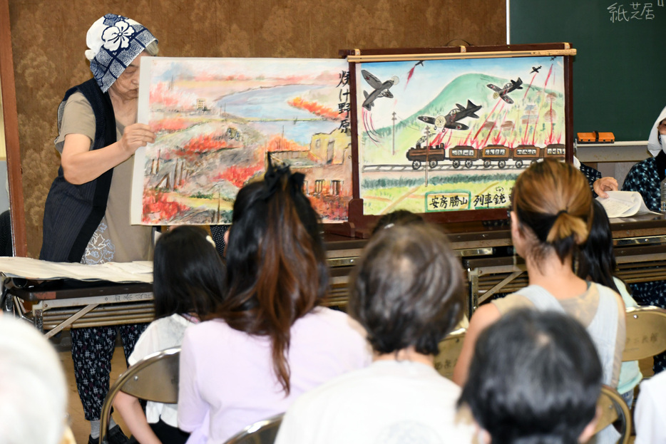 紙芝居を上演する関係者＝鴨川