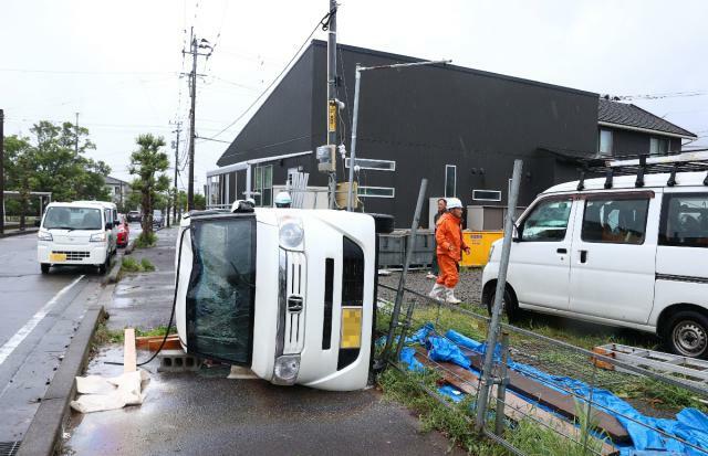 竜巻とみられる突風の影響で横転した軽ワゴン車＝２８日午後３時１８分、宮崎市佐土原町石崎２丁目（画像の一部を加工しています）