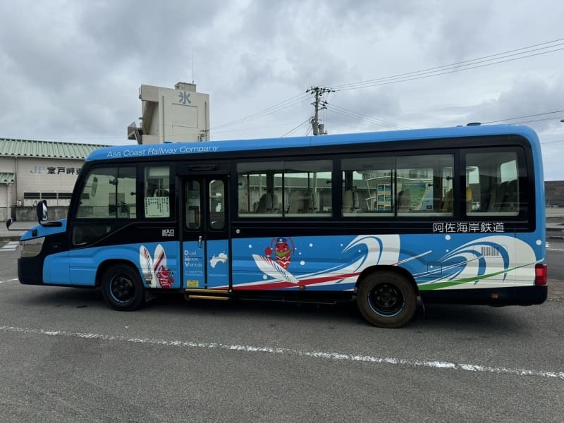 土休日は室戸岬を越え延長運転＝海の駅とろむ（高知県室戸市）