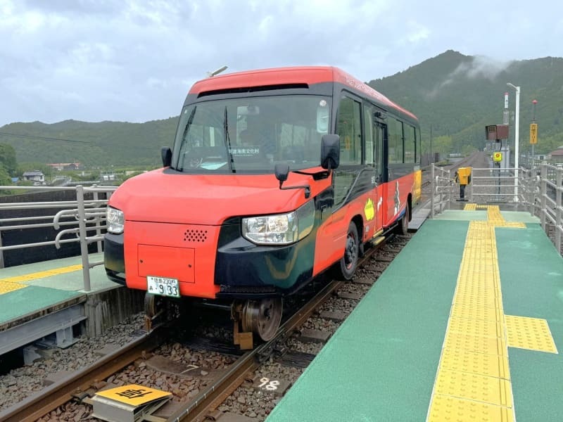 鉄道モードで宍喰駅に到着。バスモードで使用する前タイヤが持ち上がっているのが分かる