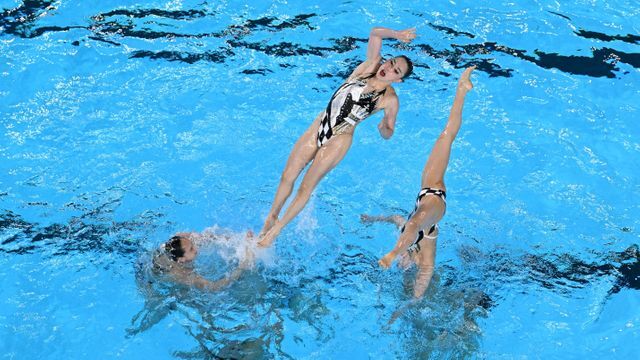 アーティスティックスイミングのフリールーティンでアクロバットを決める日本代表(写真:ロイター/アフロ)