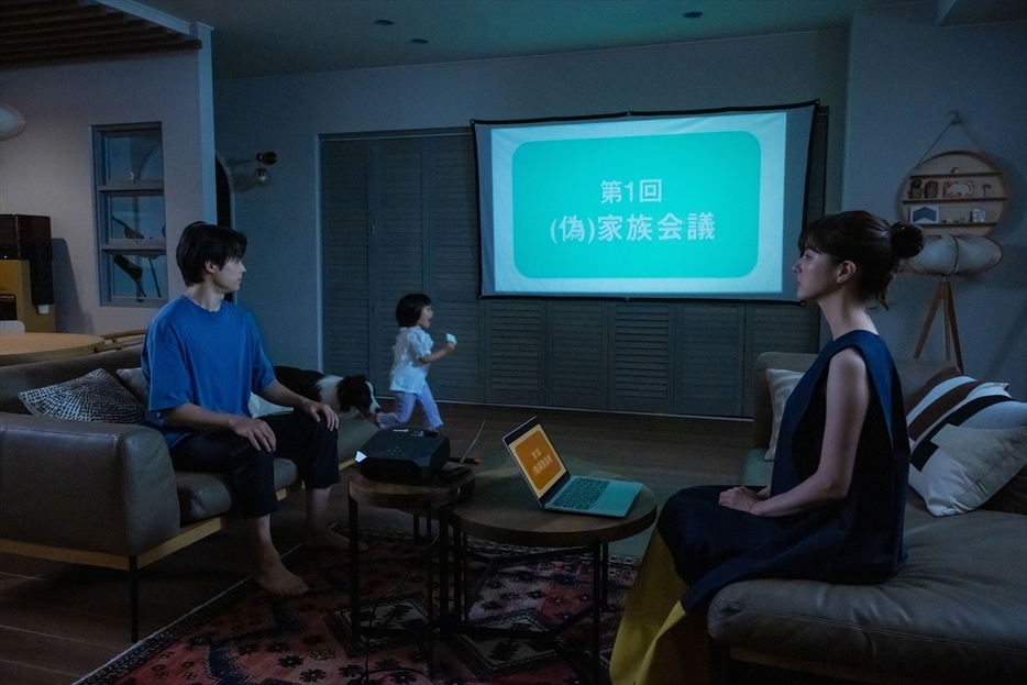 家族会議を開く西園寺さん（松本若菜）と楠見（松村北斗）