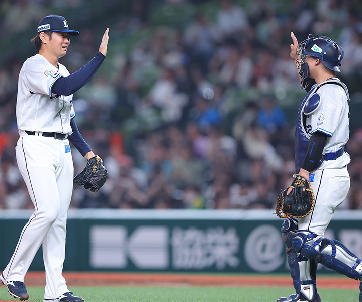 プロ初勝利を完封で飾った青山[左]。古賀の好リードも光った