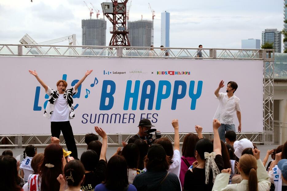 『LaLa B HAPPY SUMMER FES』に登場したEXILE TETSUYAと小森隼。EXILE TETSUYAはメンバーを変えながら、9月1日まで各地のららぽーとをぐるぐる回る。