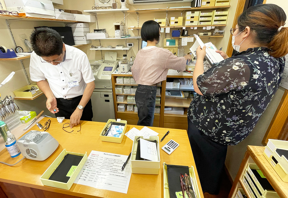 ▲客がオーダーしたフレームに、次々とレンズをハメていくスタッフ