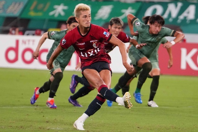 終盤のPK弾では丁寧にコースを突いた鈴木。（C)SOCCER DIGEST