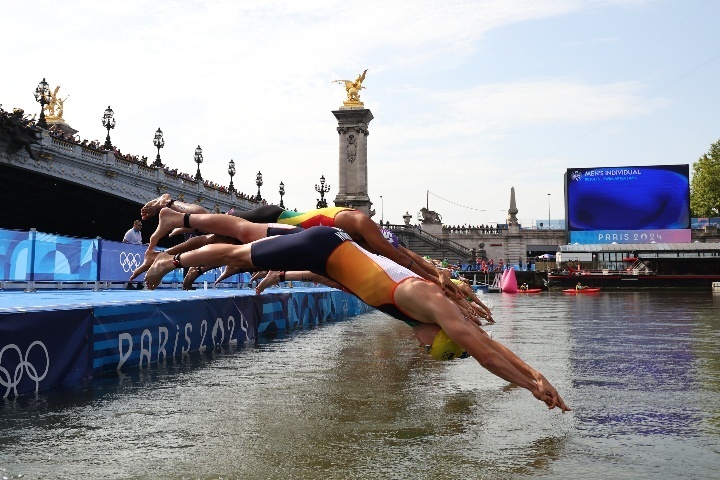 セーヌ川で行なわれたトライアスロン競技。水は濁っており、入院した選手もいた。(C)Getty Images