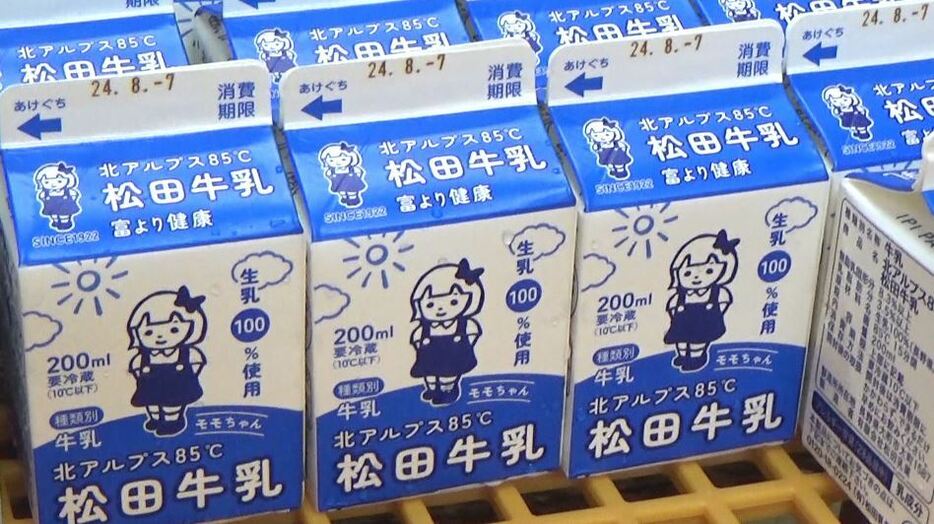 正面に印字されるはずの「消費期限」が「まつだくん」側ではなく、「モモちゃん」側に