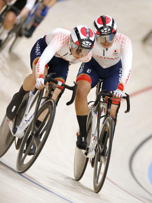 女子マディソン　力走する内野艶和（左）、垣田真穂組＝パリ郊外（共同）