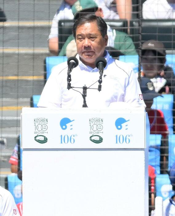 　閉会式でスピーチする日本高野連・宝馨会長（撮影・伊藤笙子）