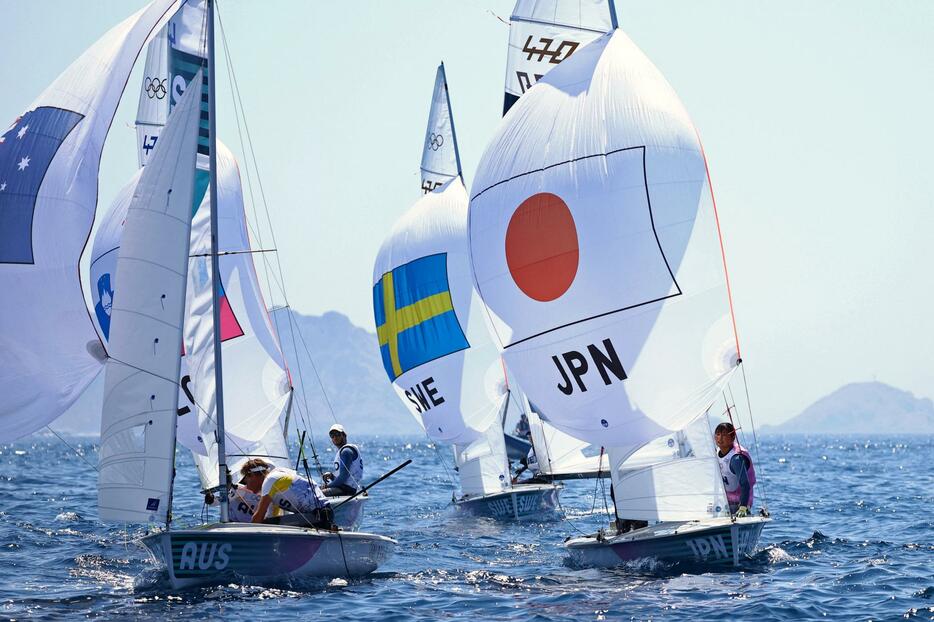 セーリング混合470級でレースに臨む岡田奎樹、吉岡美帆組＝6日、マルセイユ（ロイター＝共同）