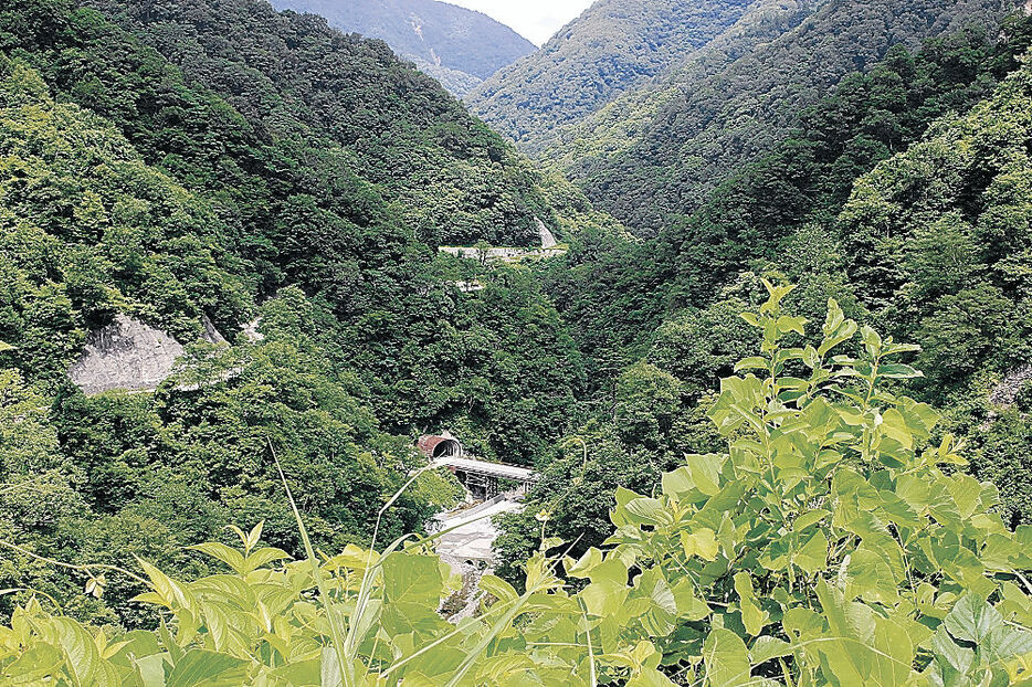 利賀ダムが建設される利賀川の谷＝南砺市利賀地区