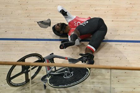 パリ五輪、自転車トラック男子ケイリン敗者復活戦。転倒するトリニダード・トバゴのクウェシ・ブラウン（2024年8月10日撮影）。