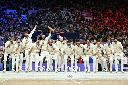 パリ五輪、バレーボール男子決勝、フランス対ポーランド。表彰台で金メダル獲得を喜ぶフランスの選手（2024年8月10日撮影）。