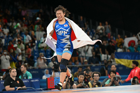 パリ五輪、レスリング女子62キロ級決勝。金メダル獲得を喜ぶ元木咲良（2024年8月10日撮影）。