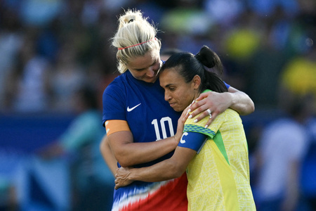 パリ五輪、サッカー女子決勝、ブラジル対米国。試合後、米国のリンゼー・ホラン（左）と言葉を交わすブラジルのマルタ（2024年8月10日撮影）。