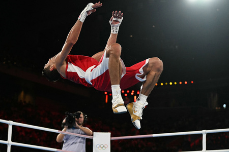 パリ五輪、ボクシング男子57キロ級決勝。金メダル獲得を喜ぶウズベキスタンのアブドゥルマリク・ハロコフ（2024年8月10日撮影）。