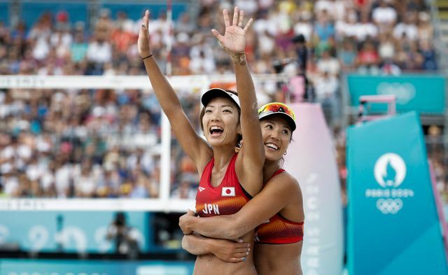 リトアニアのペアに勝利したビーチバレーの長谷川暁子選手と石井美樹選手(写真：ロイター/アフロ)