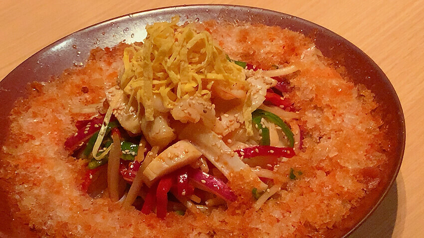 ピリ辛スープを凍らせて作ったかき氷の冷麺「海鮮と夏野菜のピリ辛冷やしスープビーフン」※～8月31日までの期間限定メニュー。