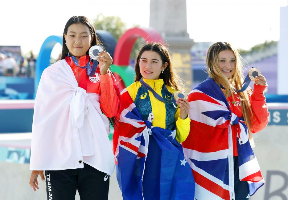 パリ五輪のスケートボード女子パークで獲得したメダルを手にする（左から）銀の開心那、金のオーストラリアのアリサ・トルー、銅の英国のスカイ・ブラウン＝6日、パリ（共同）