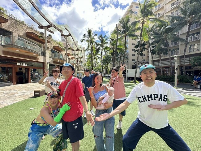 土曜プレミアム『有吉の夏休み2024 密着77時間in Hawaii』より（前列左から）フワちゃん、有吉弘行、みちょぱ、田中卓志（アンガールズ）、（後列左から）深澤辰哉（Snow Man）、吉村崇（平成ノブシコブシ）、ビビる大木