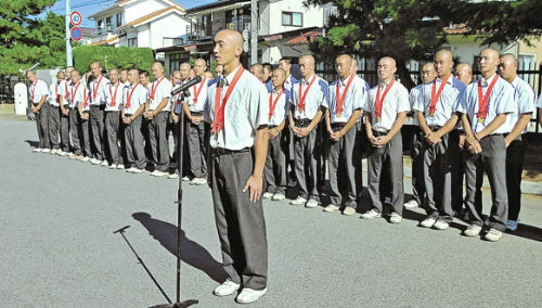 決意表明する主将の佐藤（中央）