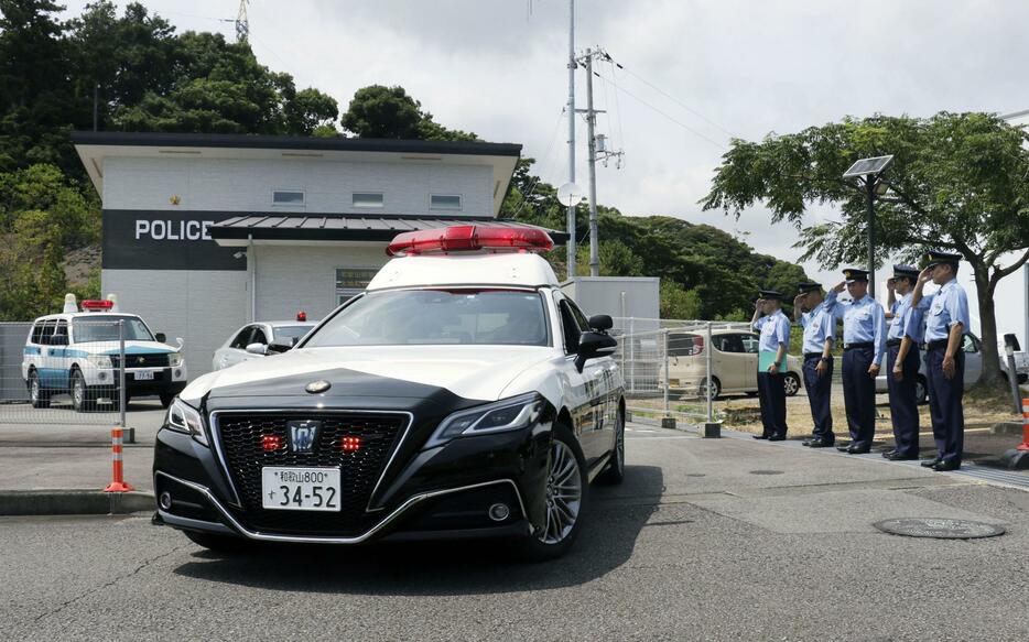 和歌山県太地町の現地警戒所から巡回に出発するパトカー＝6日午後