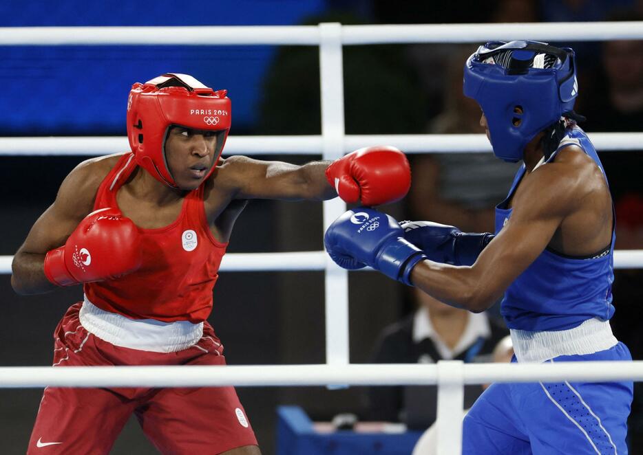 パリ五輪ボクシング女子75キロ級の準決勝を闘うサンディウィヌ・ジャンクーヌガンバ（左）＝8日、パリ（ロイター＝共同）