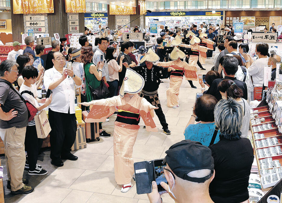 駅ナカで披露された踊り＝富山駅前の商業施設