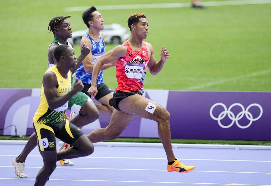 男子100メートル予選　力走するサニブラウン・ハキーム（右端）＝パリ郊外（共同）