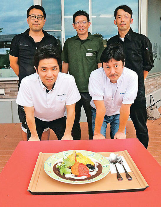 「ふわふわKOKOくろオムカレー」を紹介する宮崎駅長（後列中央）と畑店長（同右）、食材を提供した出店者の代表者ら