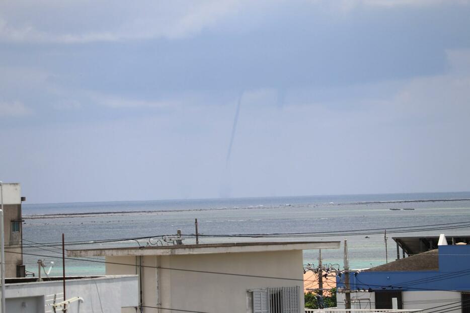 石垣島近くの海上で観測された竜巻＝5日午後1時41分（沖縄気象台提供）