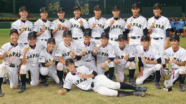 2016年のU18メンバー　一番前はDeNAの入江大生投手（写真:日刊スポーツ/アフロ）