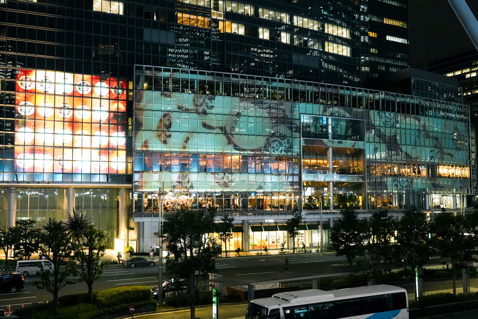 東京ミッドタウン八重洲のビル壁面に投影される巨大デジタルアート「夜祭夢灯」