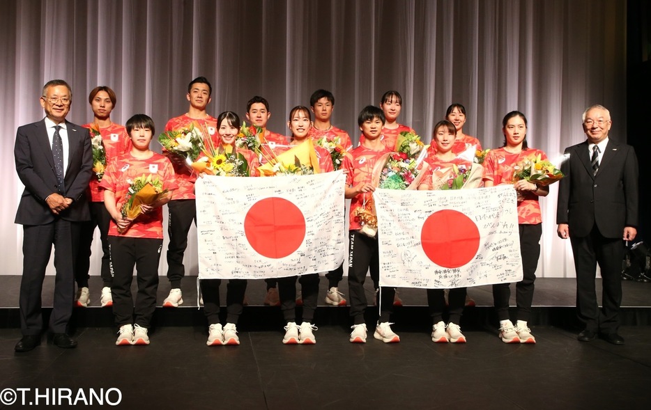 会見に臨んだバドミントン日本代表選手たち