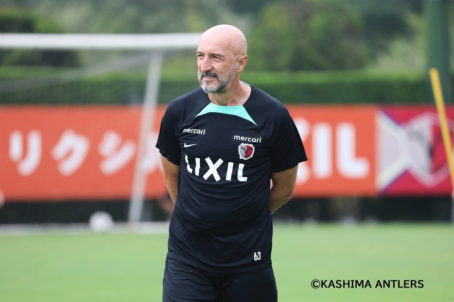 鹿島アントラーズのトレーニングを行なうランコ・ポポヴィッチ監督（写真◎KASHIMA ANTLERS）