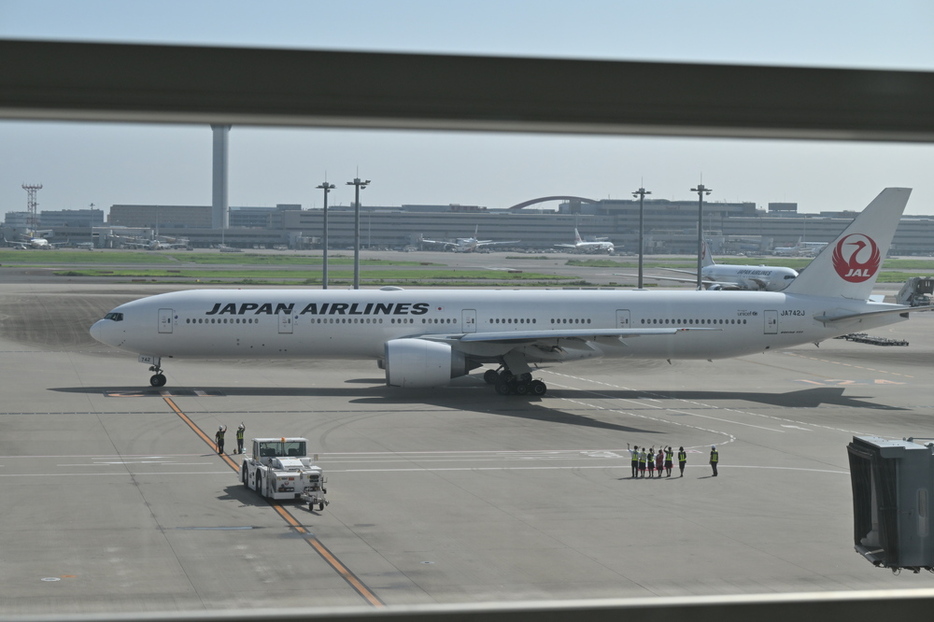 滑走路が混雑する羽田空港は離陸までに時間がかかり、それが次便の遅れにも繋がる悪循環に陥りがちだ　（C）新潮社