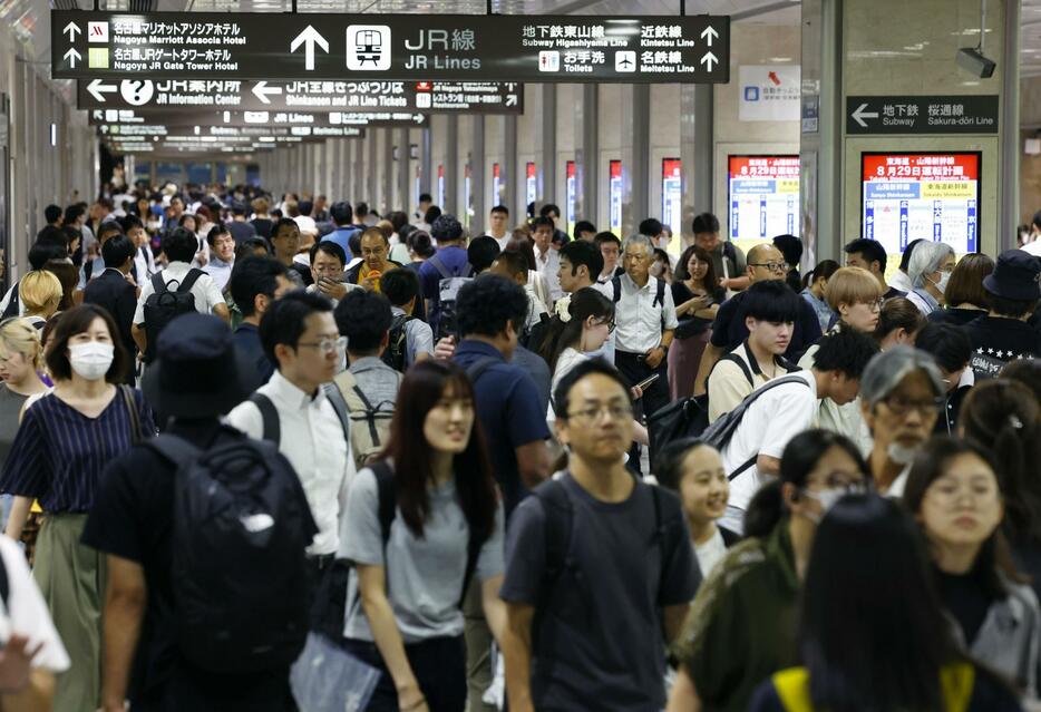 大雨で東海道新幹線の一部区間が一時運転を見合わせるなどし、利用客で混雑するJR名古屋駅＝29日午後