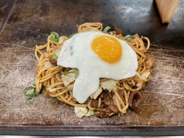 ぼっかけ焼きそば 目玉焼き