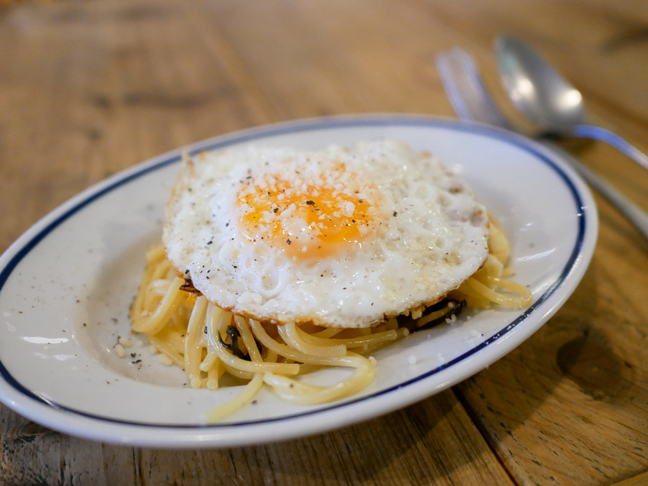 主に卵やチーズのみで作るイタリアでおなじみのレシピをめんつゆと塩昆布を使って日本風にアレンジした「YouTubeで大ヒット！無限パスタ2」